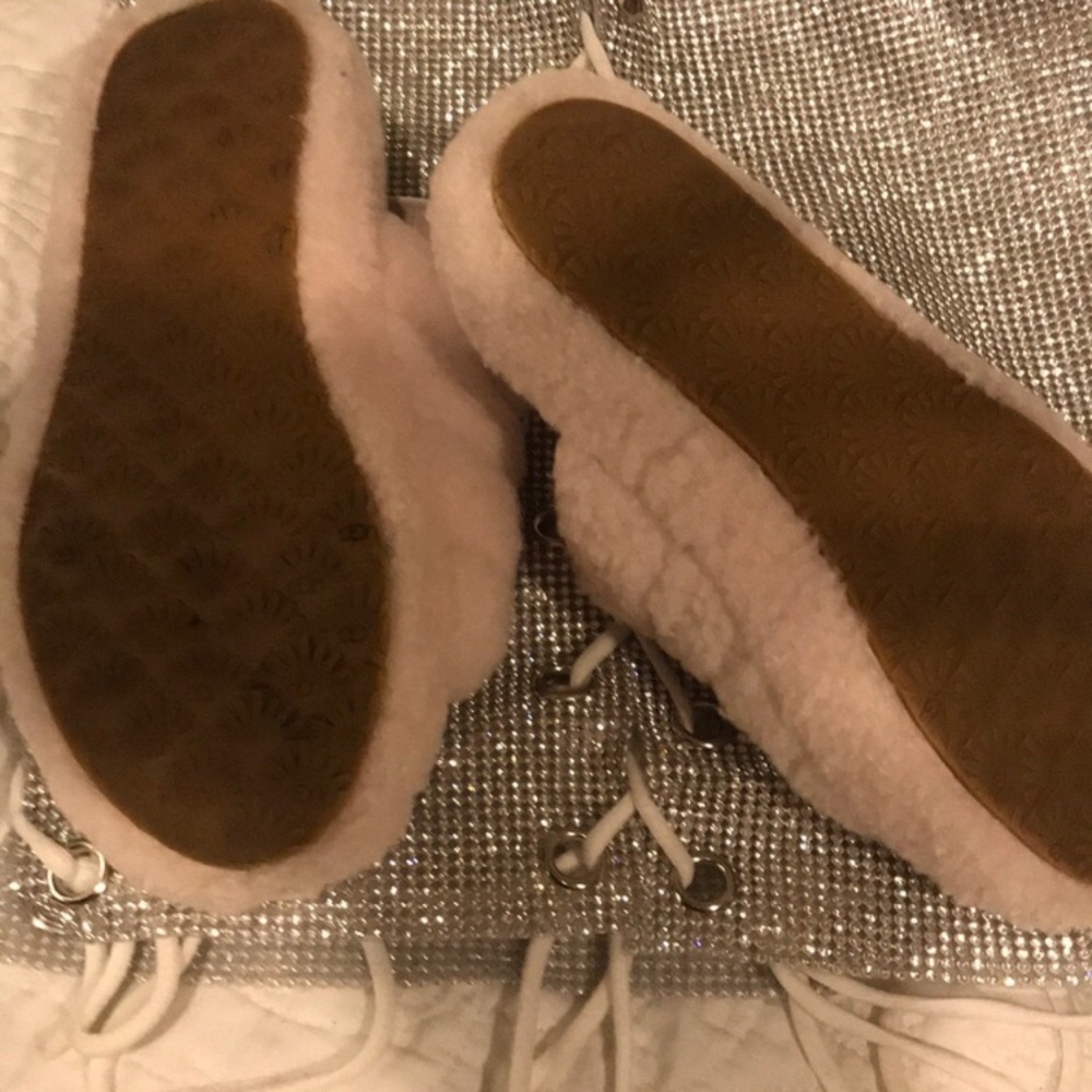 Ugg slides size 3Y‼️ good condition ‼️